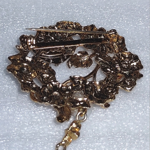 Vintage Upcycled Brooch Open-work Gold, Pearls & Dangling Cross - Picture 11 of 13